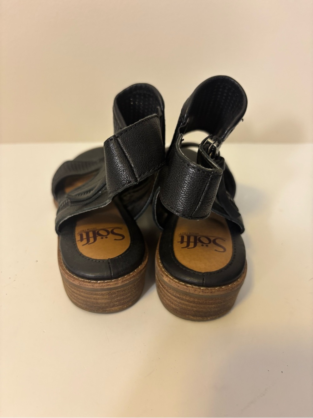 Sofft Black Perforated Leather Low Heel Sandals Women’s 8 - Picture 2 of 7